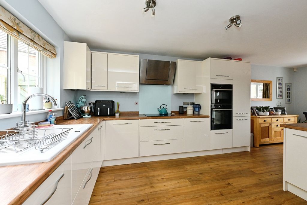 Property photo 2 of 17 Photo