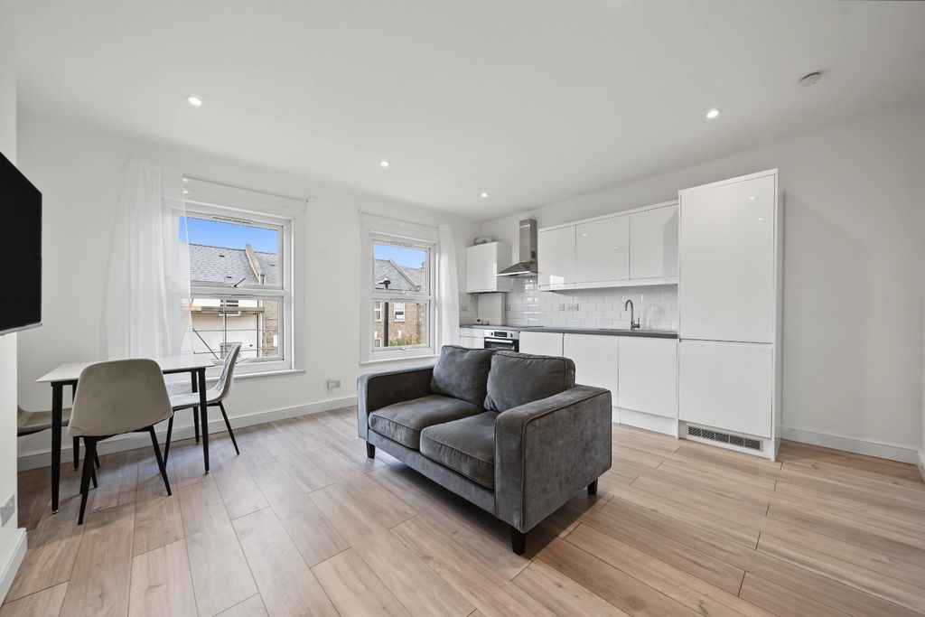 Property photo 1 of 11 Loveridge Road Nw6