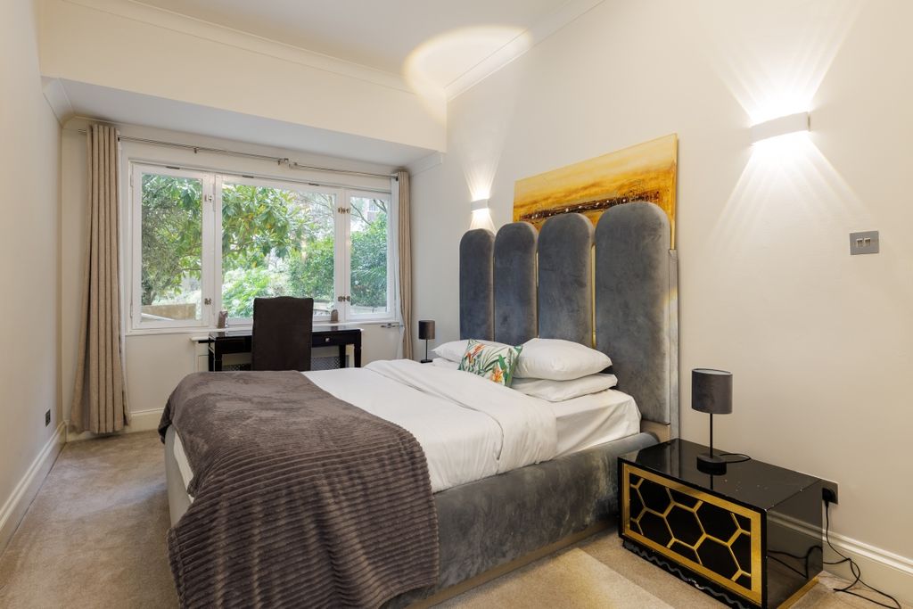 Property photo 1 of 12 Southwick Street ...