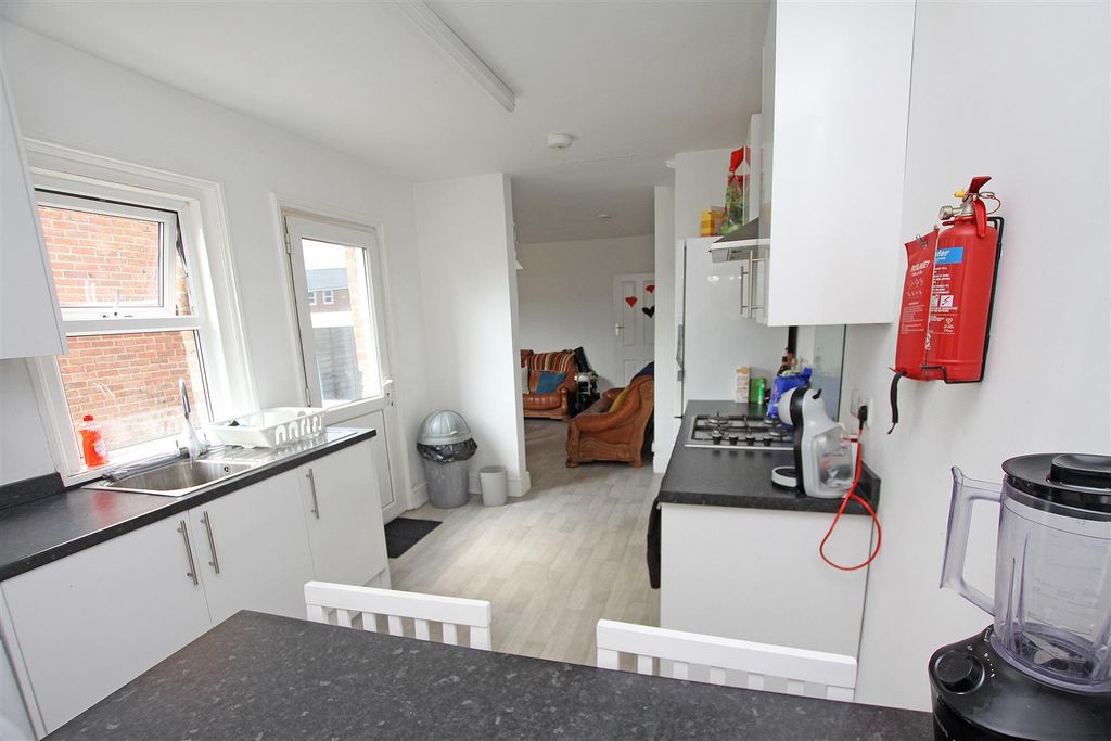 Property photo 3 of 14 Kitchen B.Jpg