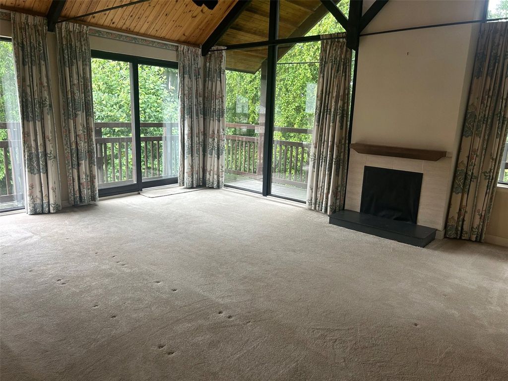 Property photo 2 of 11 Lounge