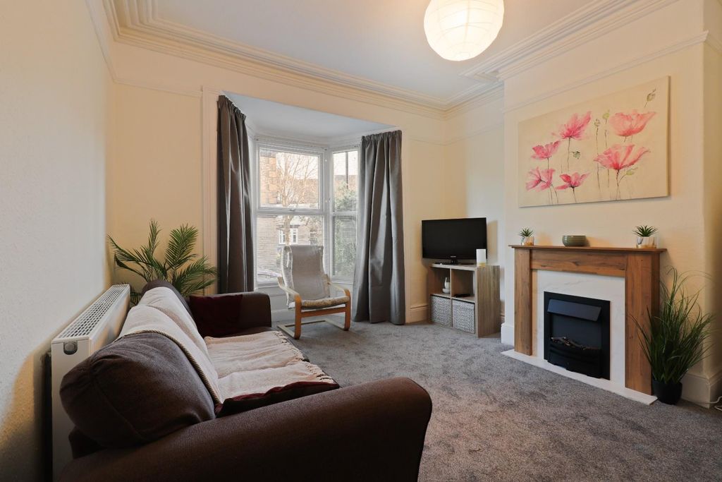 Property photo 1 of 18 Lounge