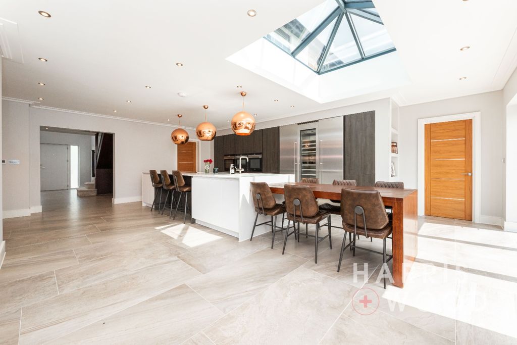 Property photo 3 of 67 3928656
