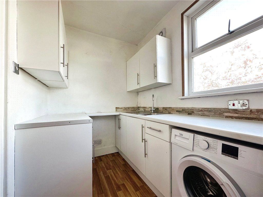 Property photo 3 of 10 Kitchen