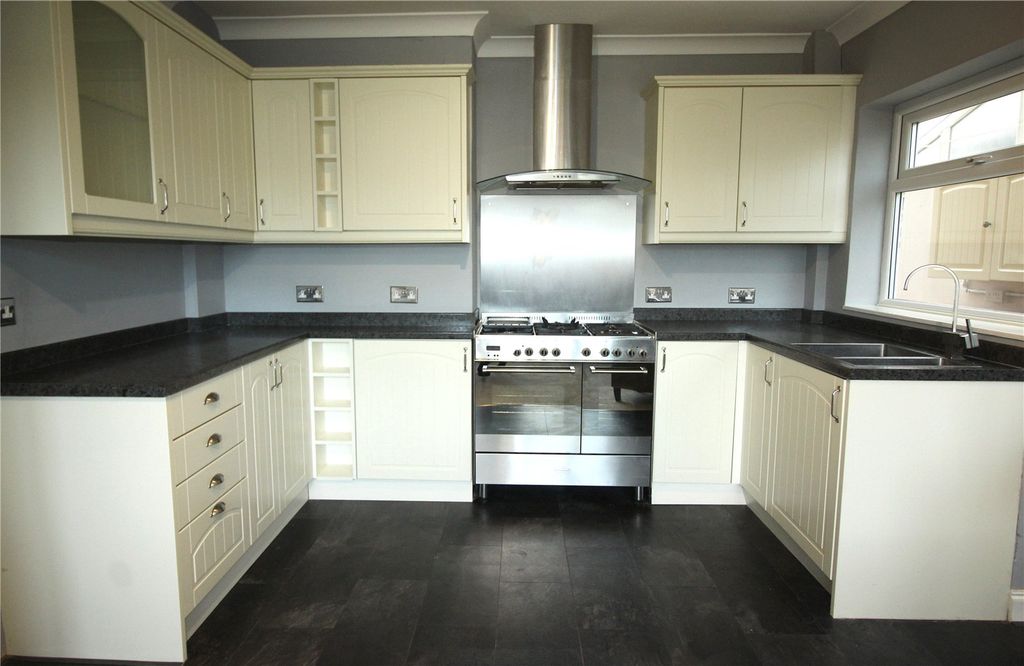 Property photo 3 of 16 Picture No. 10