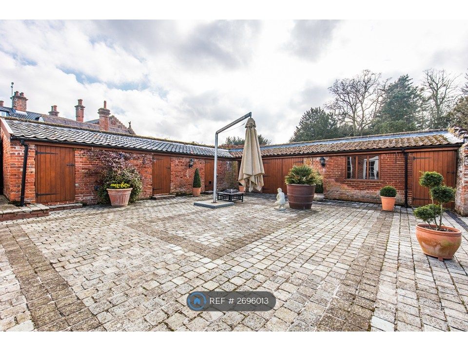 Property photo 3 of 29 Courtyard