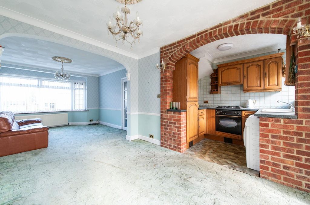 Property photo 3 of 12 Living Room/Kitchen