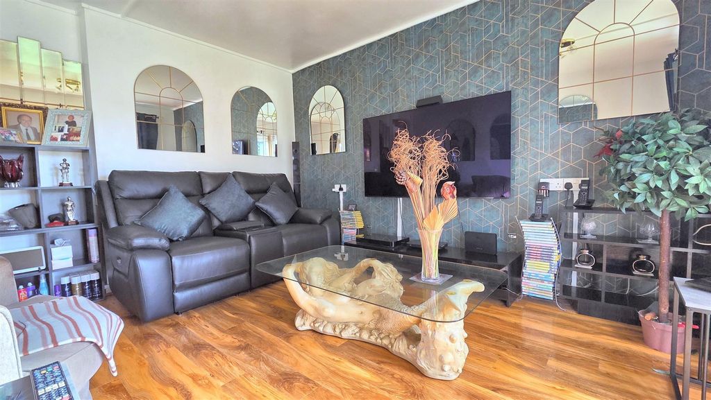 Property photo 3 of 8 Lounge