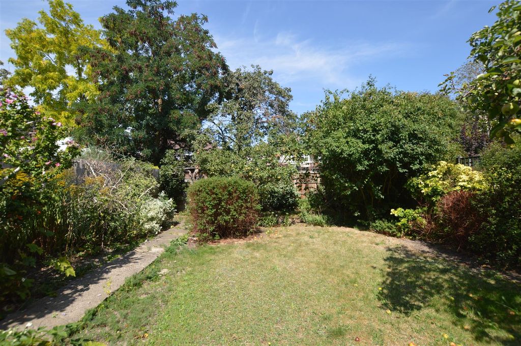 Property photo 3 of 11 12 Bryanstone Ave Gdn 2.Jpg