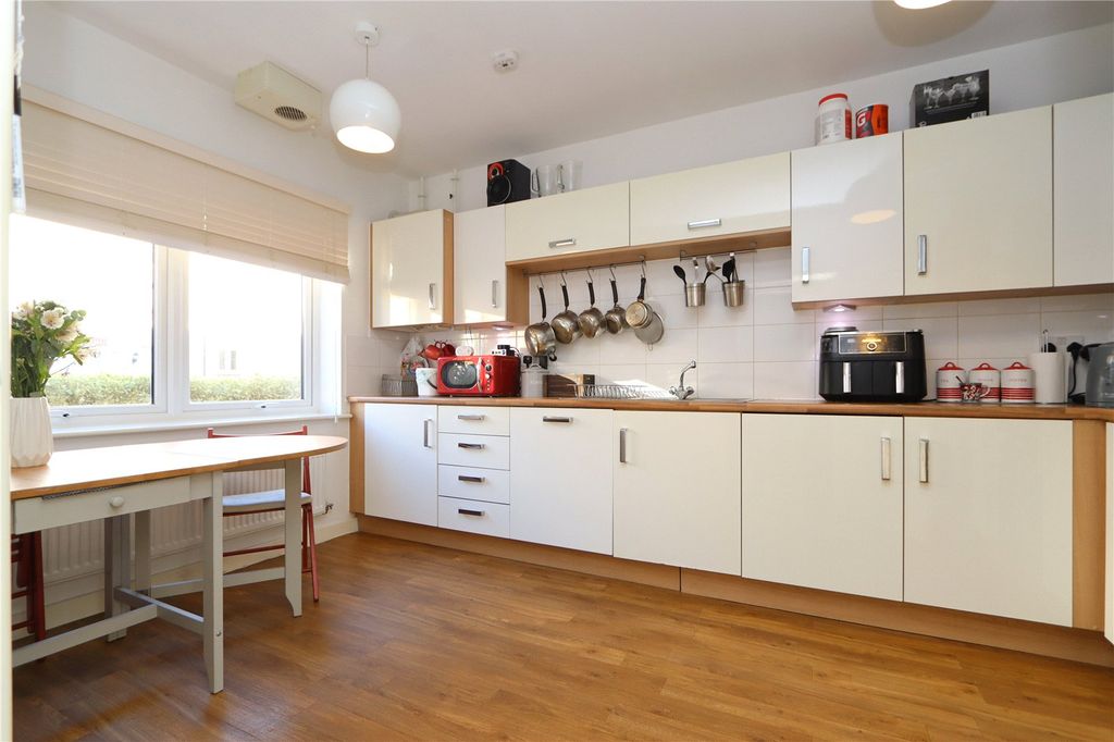 Property photo 2 of 17 Picture No. 16