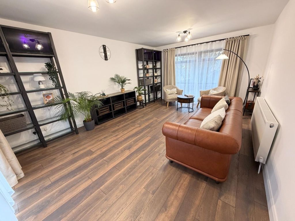 Property photo 3 of 30 Lounge