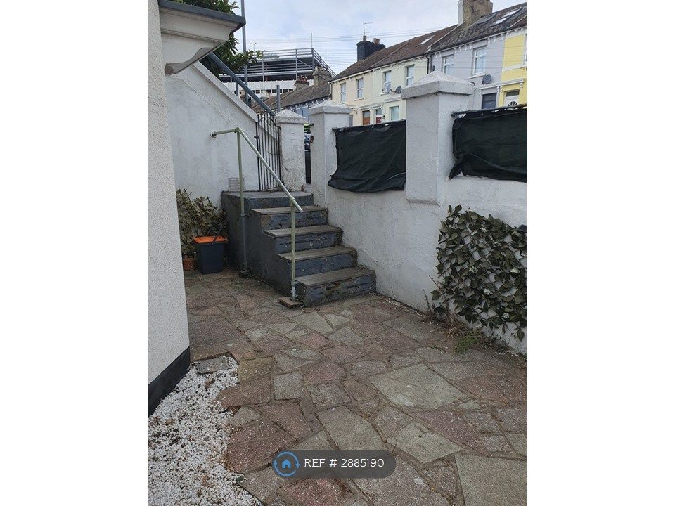 Property photo 1 of 10 Steps Down To Courtyard