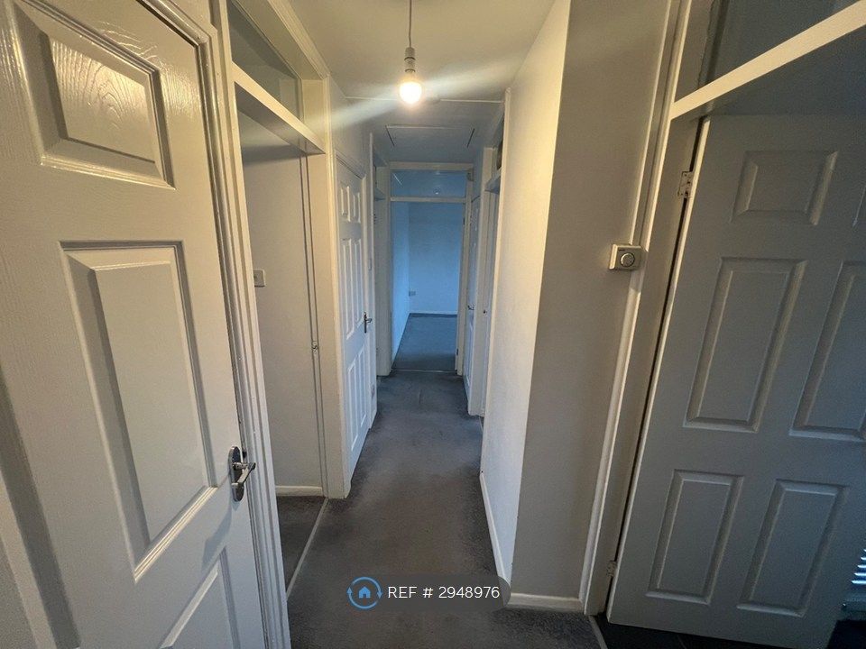 Property photo 2 of 10 Hallway
