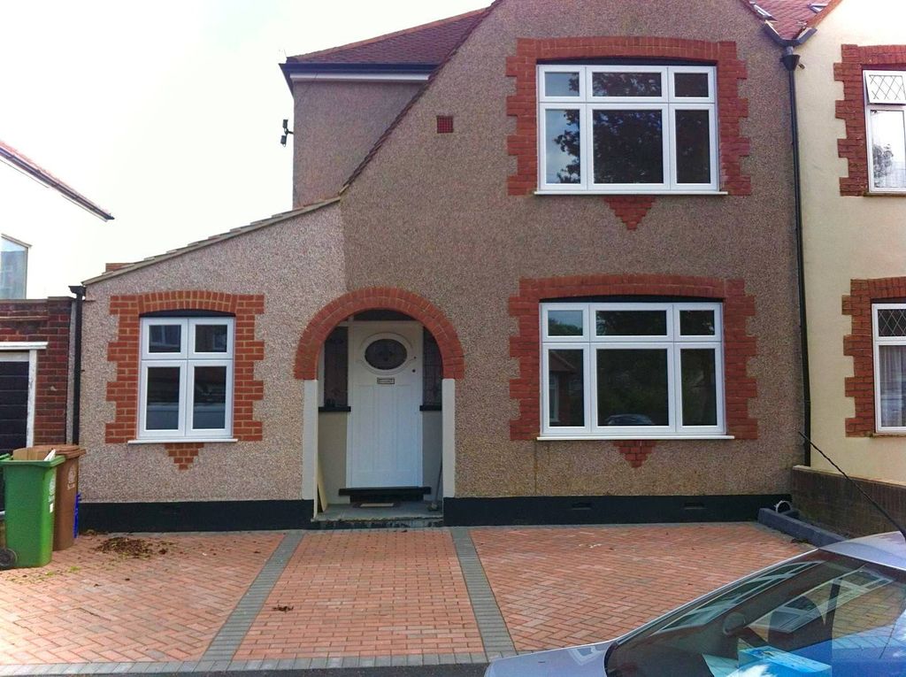 Property photo 1 of 3 3 Bed Semi-Detached House To Rent Godalming Avenue, Wallington Sm6