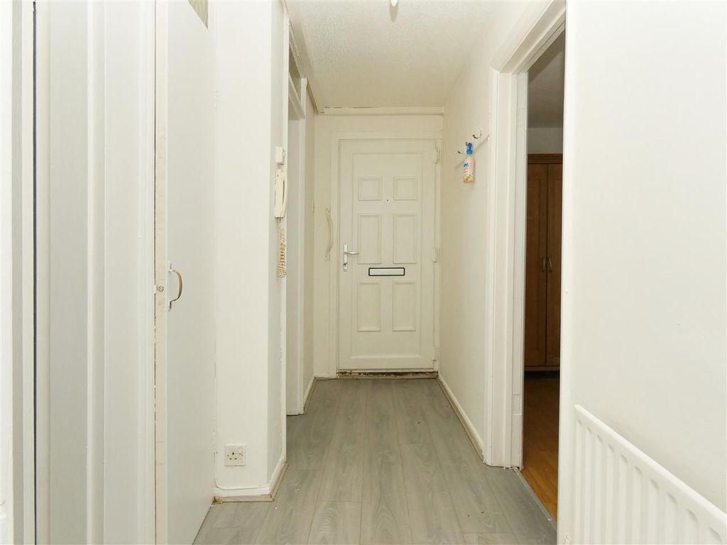 Property photo 3 of 10 Entrance Hall