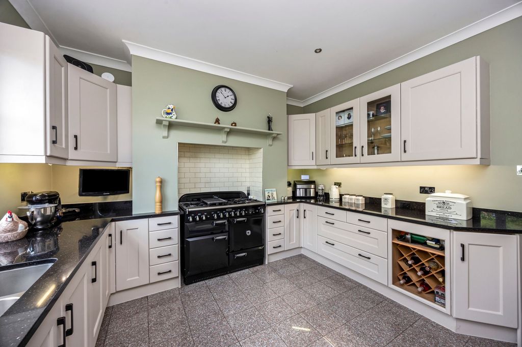 Property photo 3 of 49