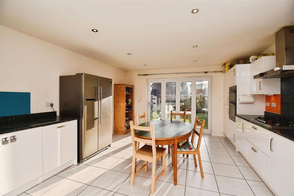 Property photo 3 of 24 191Da23c-U 20 2832 29.Jpg