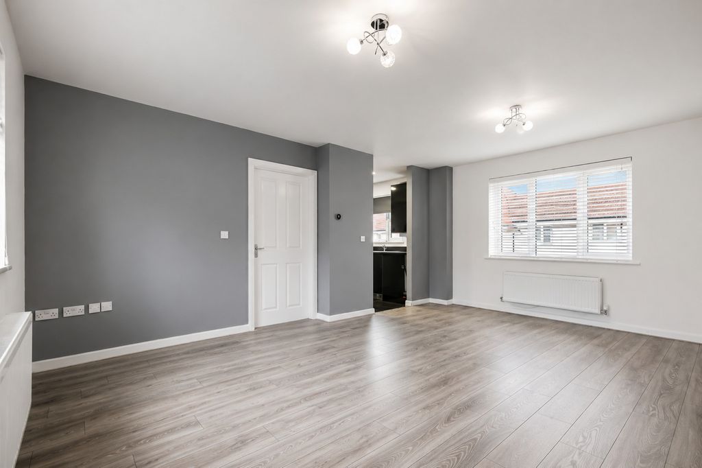 Property photo 2 of 9 5360713