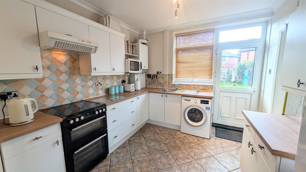 Property photo 3 of 17 Kitchen