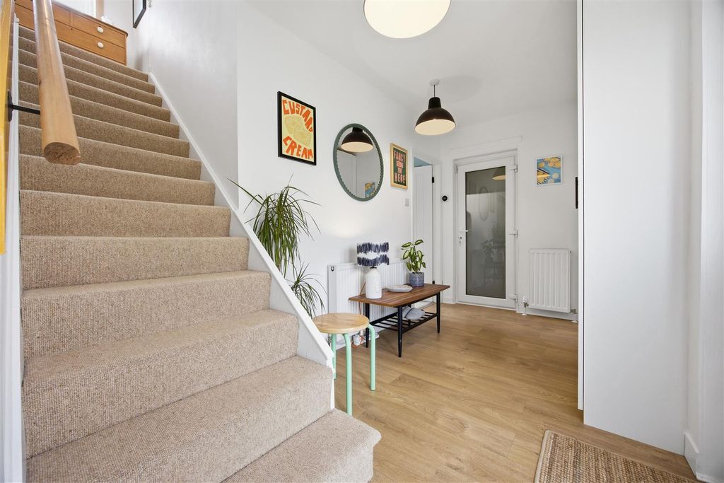 Property photo 3 of 33 9_Craigenbay_Crescent_Lenzie_009.Jpg