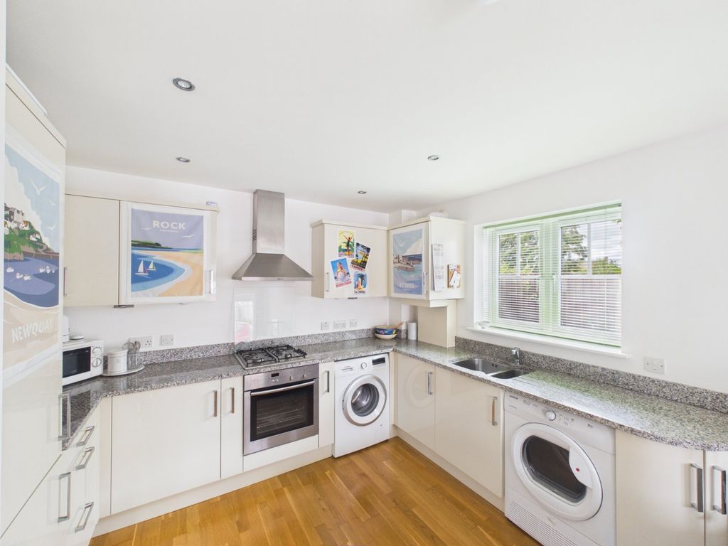 Property photo 3 of 10 Kitchen