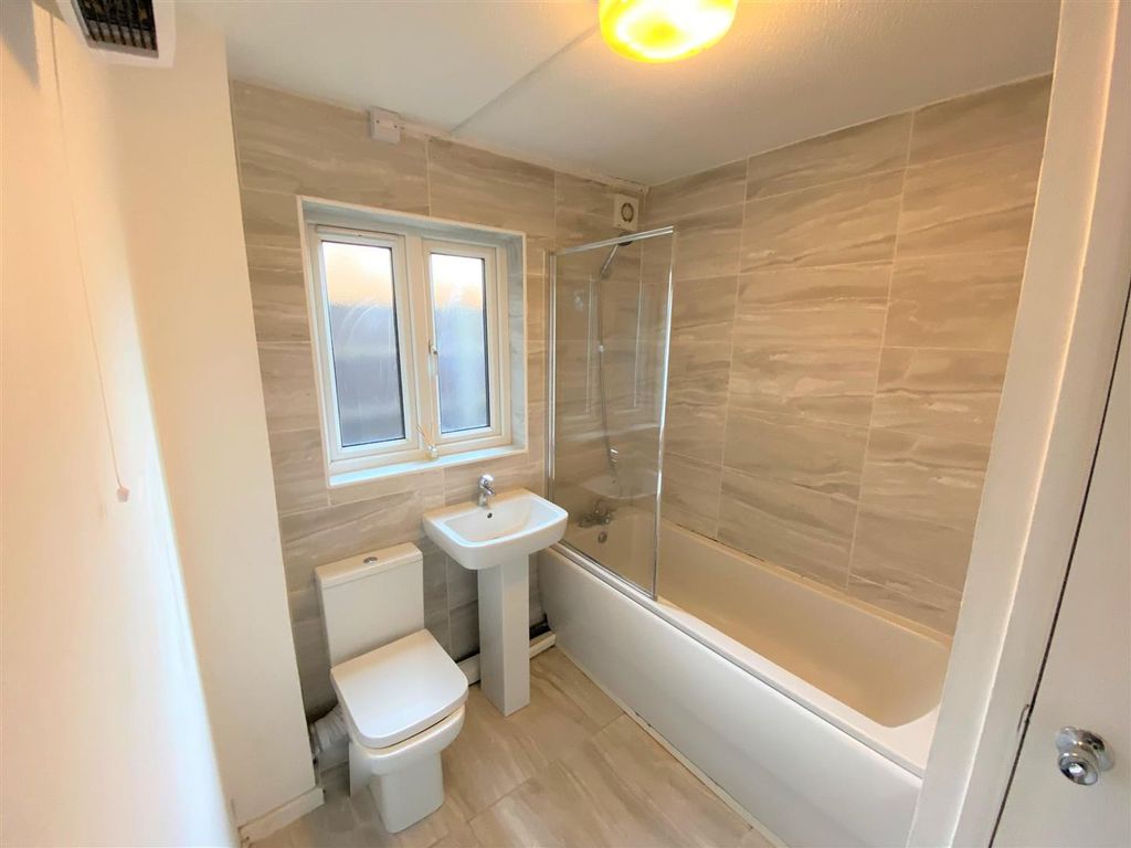 Property photo 2 of 8 Hereward Gr Ig10