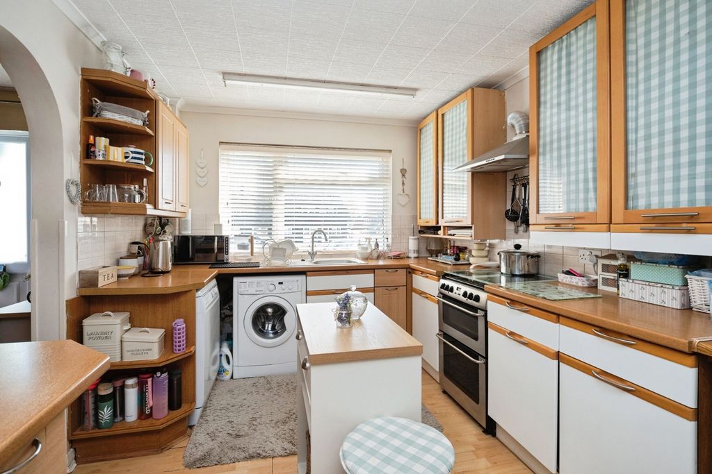 Property photo 3 of 17 Kitchen