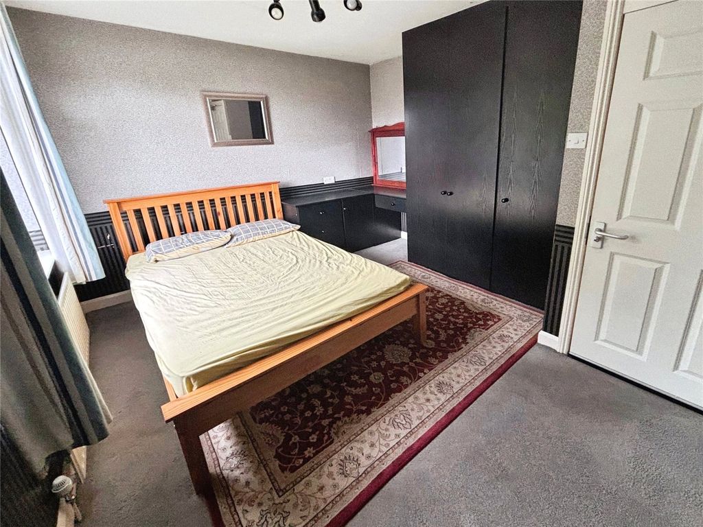 Property photo 2 of 6 Bedroom