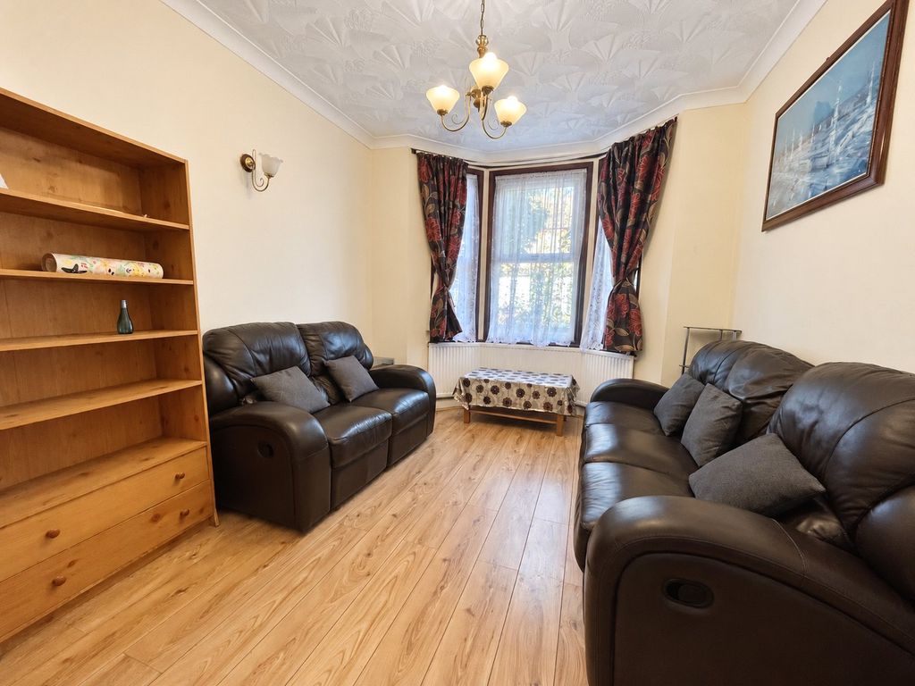 Property photo 2 of 11 Lounge