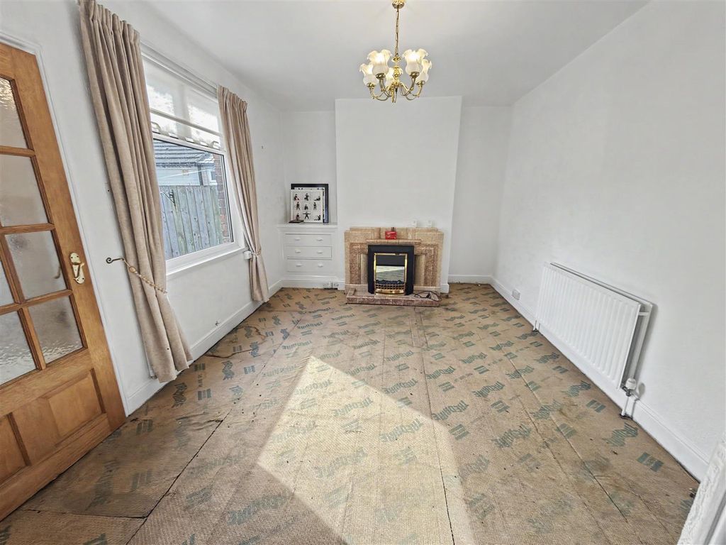 Property photo 3 of 10 Dining Room