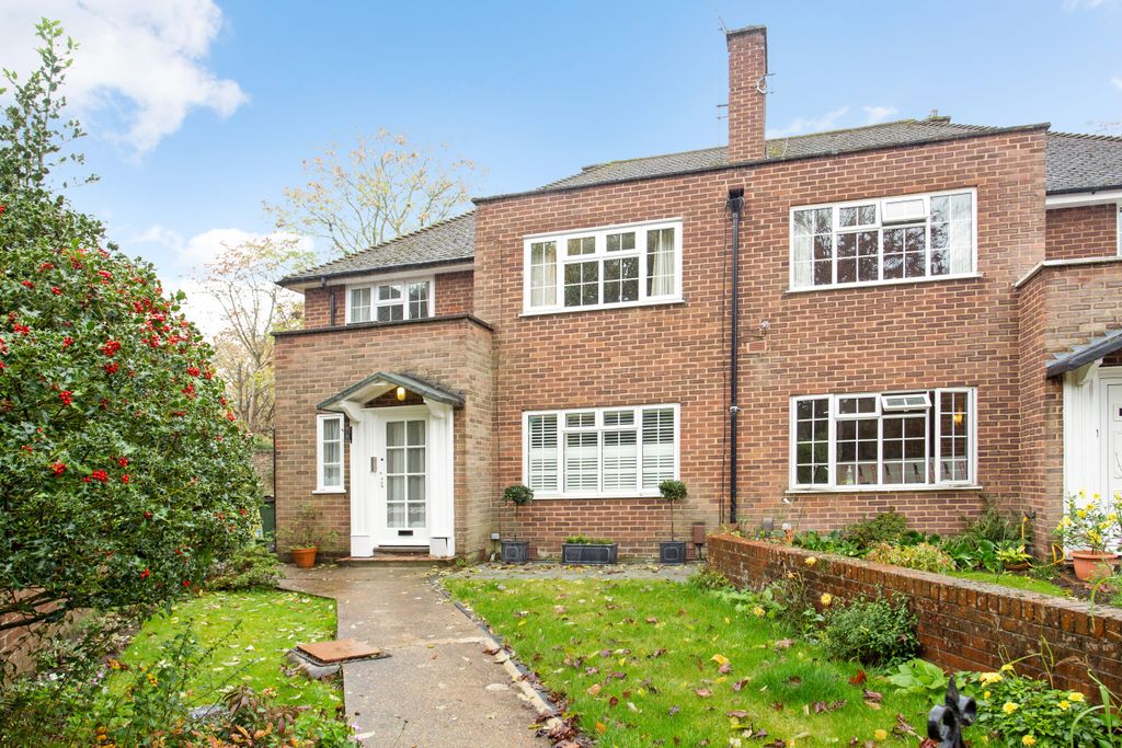 Property photo 2 of 16 32 Linden Close Fpz2