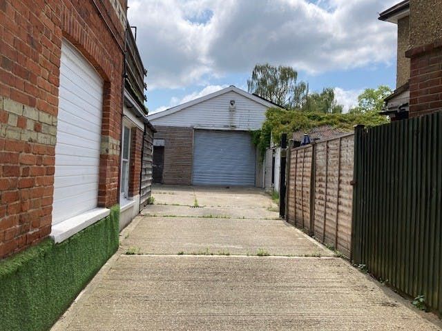 Property photo 3 of 7 Driveway.Jpg