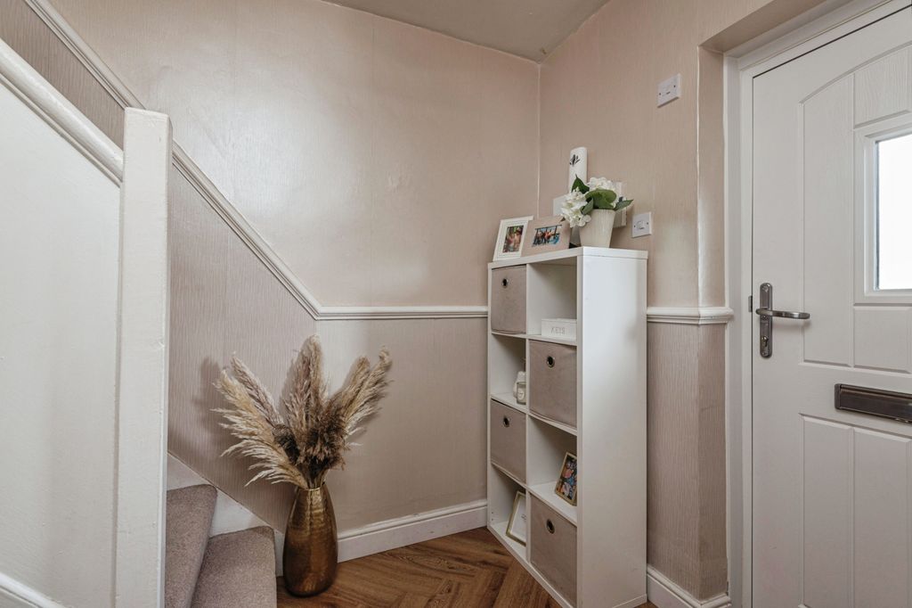 Property photo 2 of 16 Entrance Hall