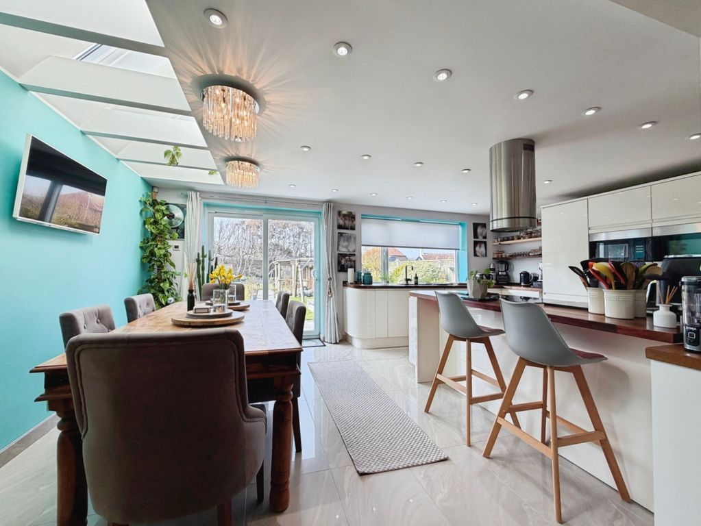 Property photo 3 of 27