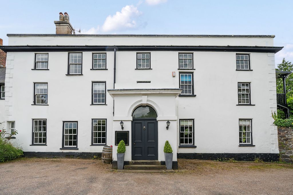 Property photo 2 of 11