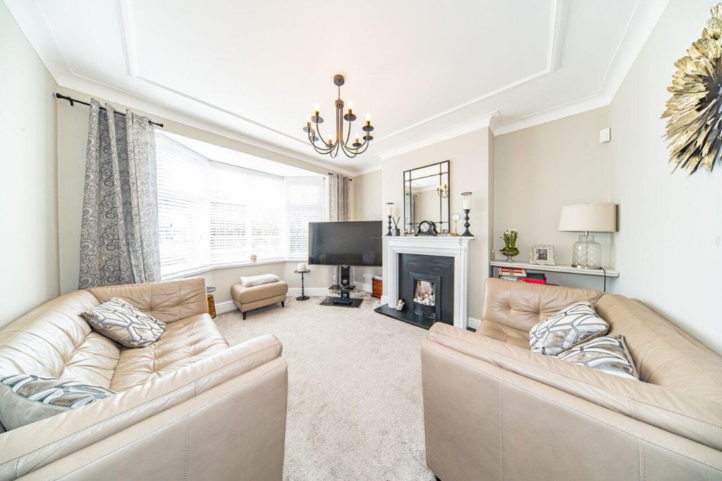 Property photo 2 of 16 10 Ellerslie Avenue Lounge 2.Jpg