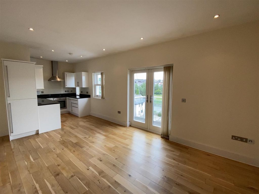 Property photo 2 of 12 Living Space