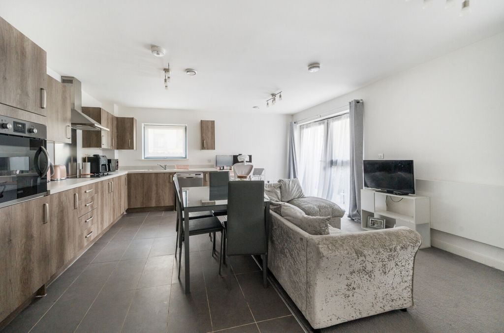 Property photo 2 of 8