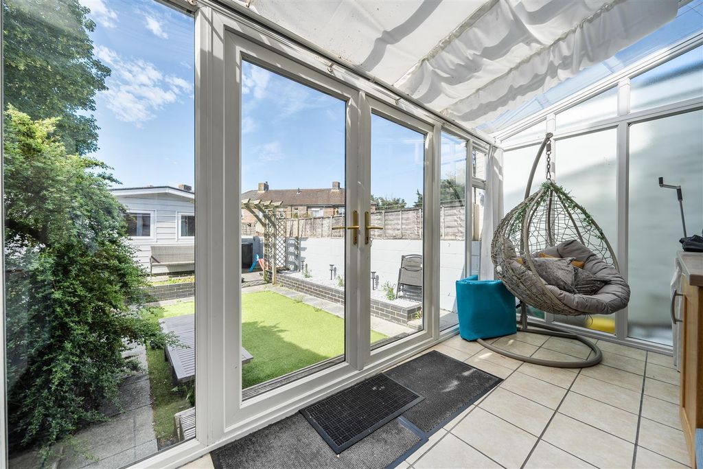 Property photo 2 of 12 Conservatory