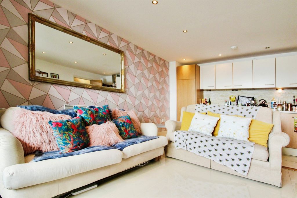 Property photo 3 of 21