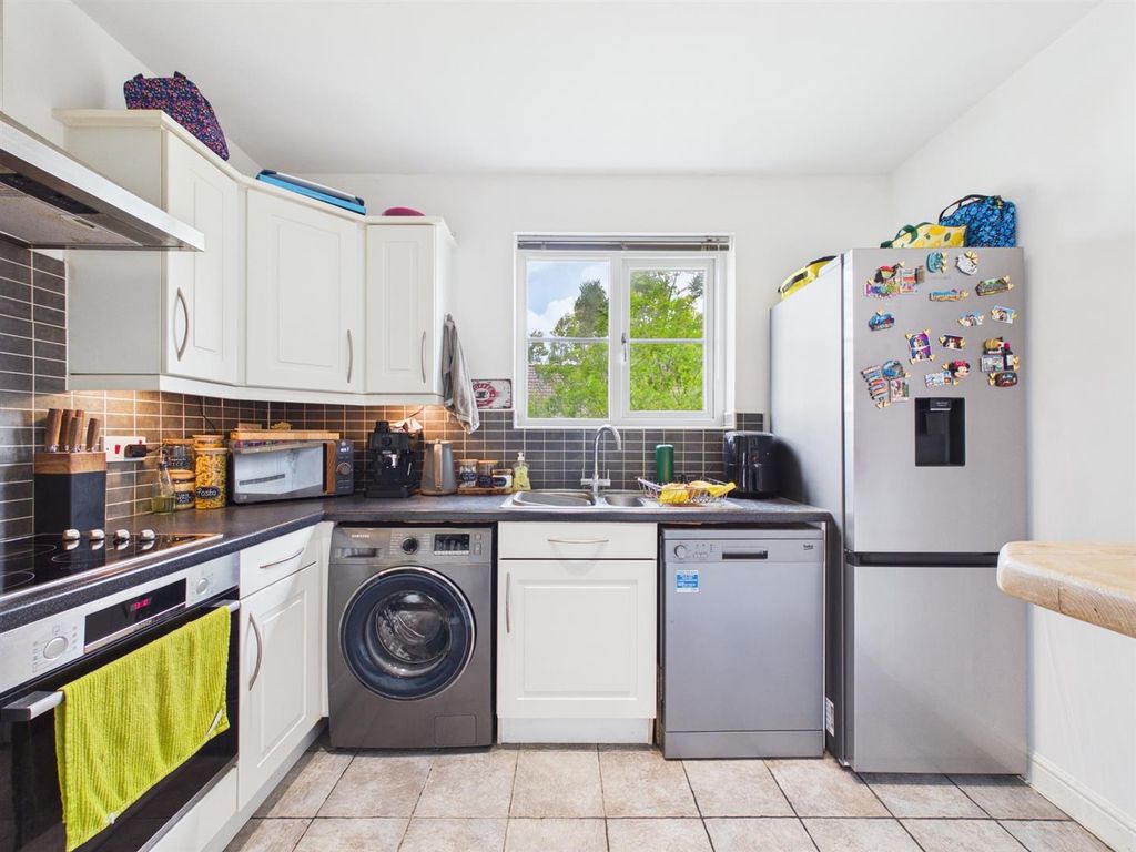 Property photo 3 of 9 Kitchen