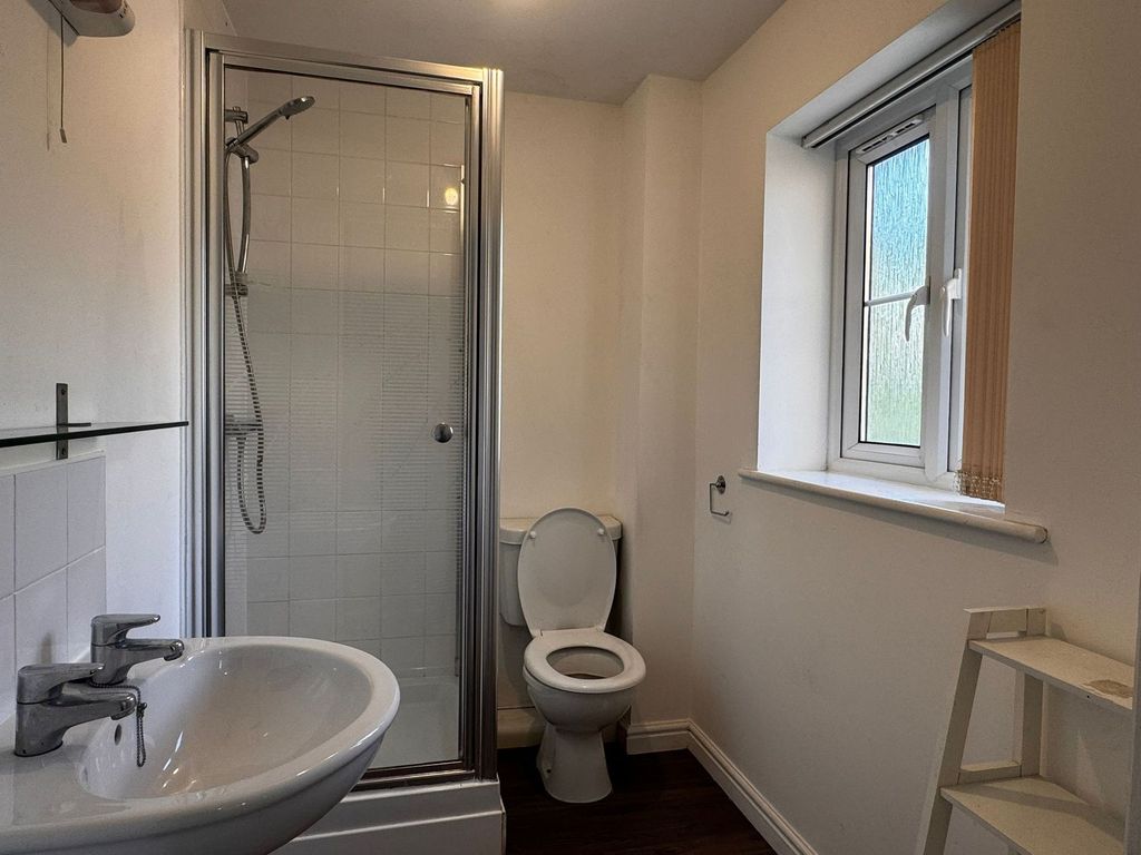 Additional image 6 of 2 bed flat to rentApartment 5E, Valley Court NP11