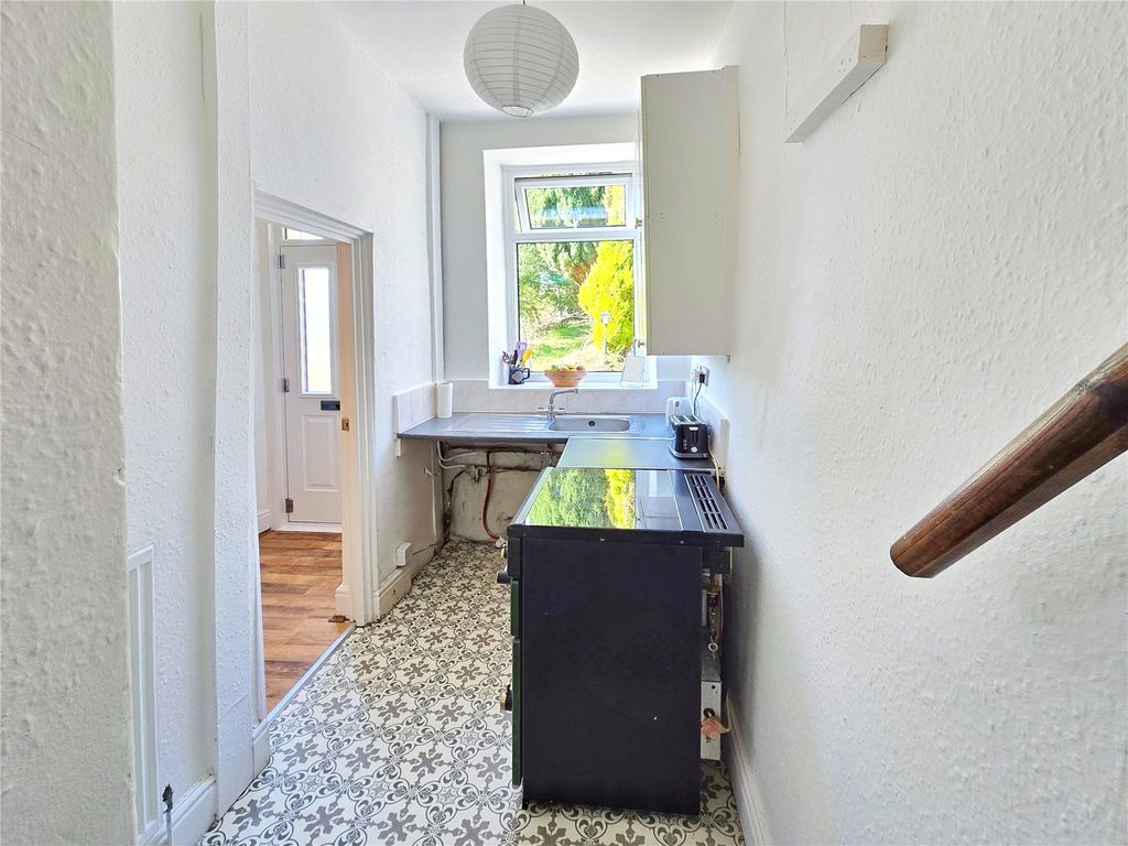 Property photo 3 of 10 Kitchen