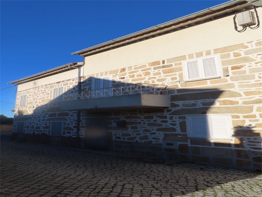 Property photo 2 of 40