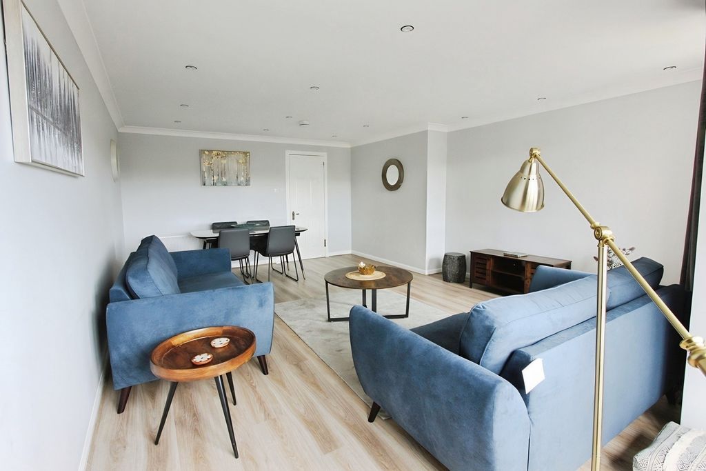 Property photo 3 of 12 Lounge