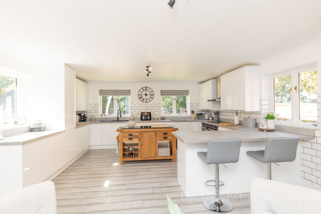 Property photo 3 of 37