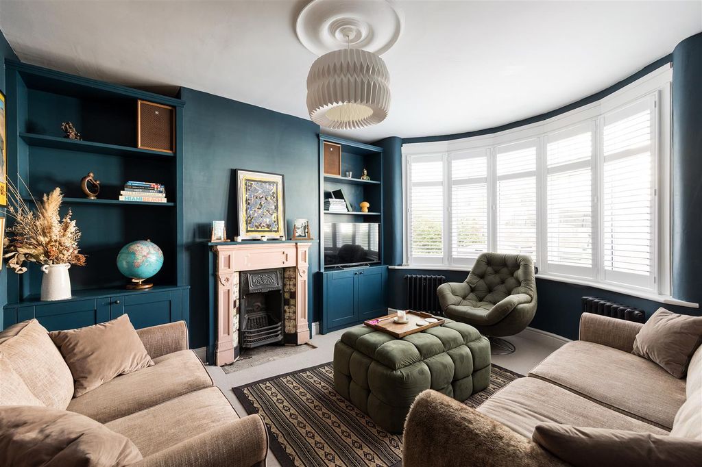Property photo 2 of 39 Falmer Road, E17
