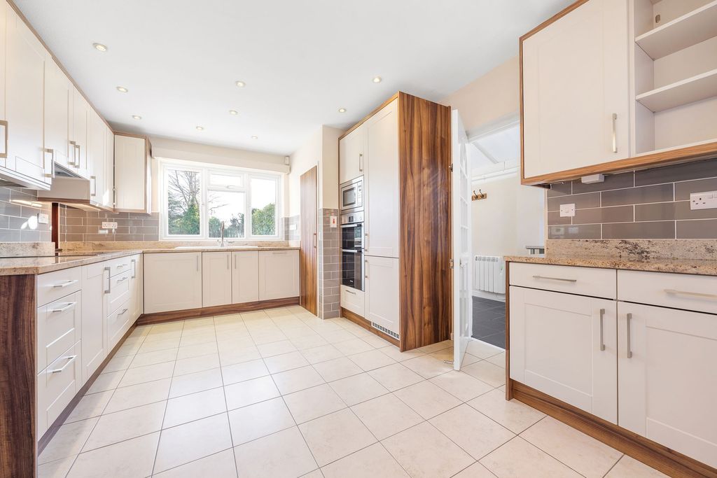 Property photo 2 of 19 Kitchen