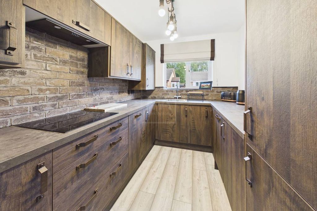 Property photo 3 of 11 Kitchen