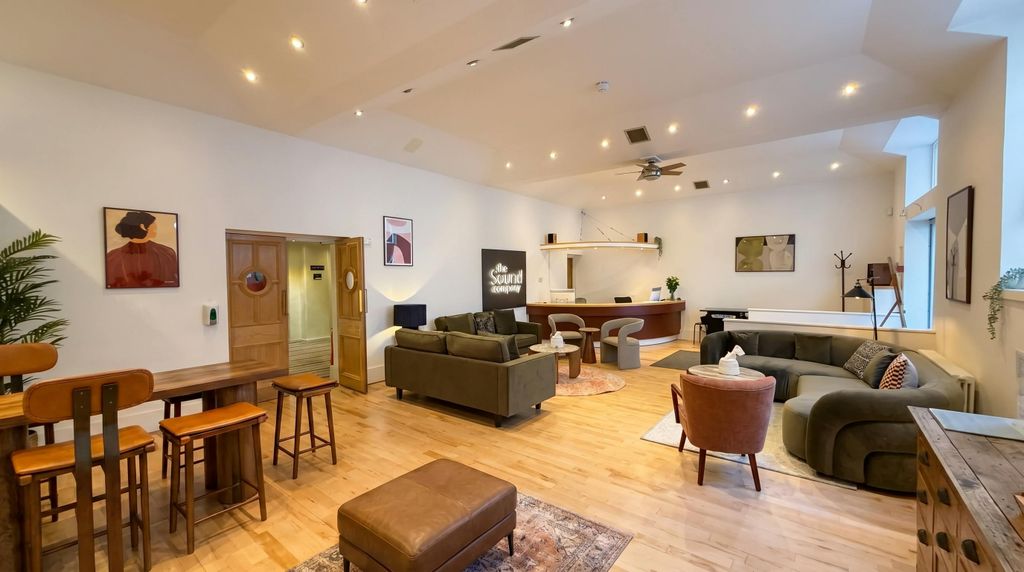 Property photo 3 of 8 01_Lounge_Reception